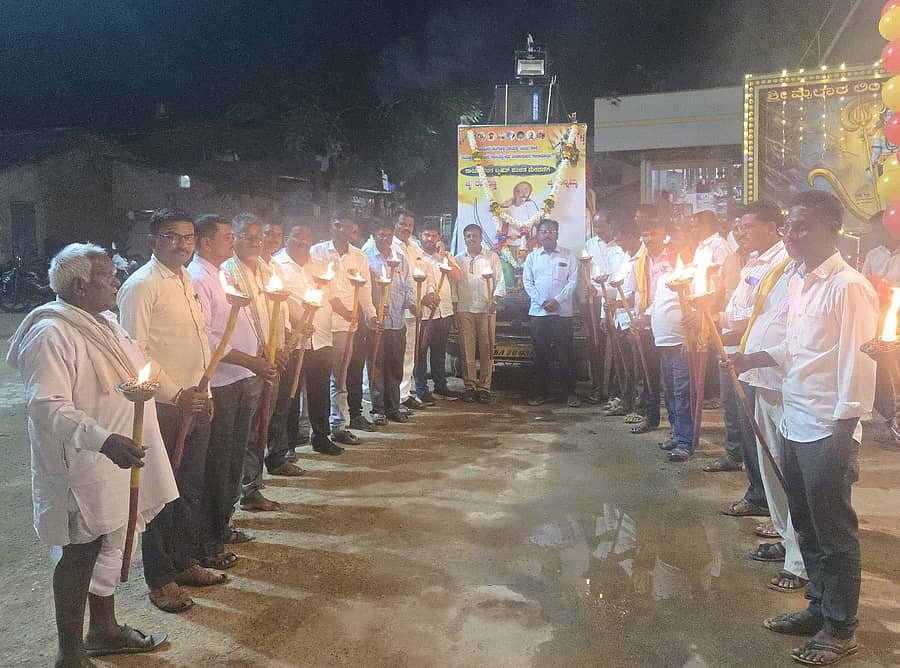ಶಿಗ್ಗಾವಿ ಪಟ್ಟಣದ ಮೈಲಾರಲಿಂಗೇಶ್ವರ ದೇವಸ್ಥಾನದಿಂದ ಸೋಮವಾರ ರಾತ್ರಿ ಕ್ರಾಂತಿವೀರ ಸಂಗೊಳ್ಳಿ ರಾಯಣ್ಣವರ ಪುಣ್ಯ ಸ್ಮರಣೋತ್ಸವ ಅಂಗವಾಗಿ ಕ್ರಾಂತಿವೀರ ಸಂಗೊಳ್ಳಿ ರಾಯಣ್ಣ ಯುವ ಸೇನೆ ವತಿಯಿಂದ ಪಂಜಿನ ಮೆರವಣಿಗೆ ನಡೆಯಿತು