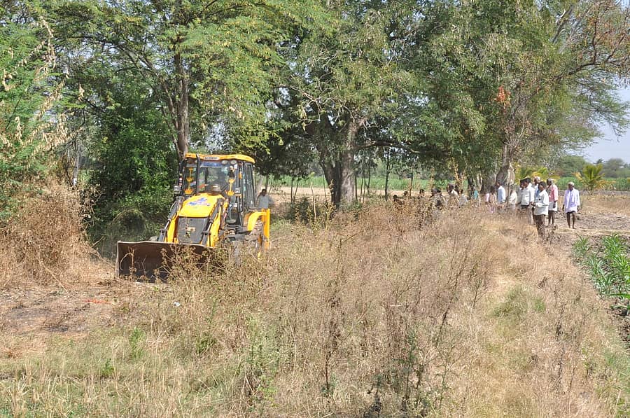ಕೊಳ್ಳೇಗಾಲ ತಾಲ್ಲೂಕಿನ ಮುಳ್ಳೂರು ಗ್ರಾಮದಿಂದ ಗೊಬ್ಬಳಿಪುರ ಗ್ರಾಮದವರೆಗೆ ಒತ್ತುವರಿಯಾಗಿರುವ ಜಮೀನು ರಸ್ತೆಯನ್ನು ಮಂಗಳವಾರ ಅಧಿಕಾರಿಗಳ ಸಮ್ಮುಖದಲ್ಲಿ ತೆರವುಗೊಳಿಸಲಾಯಿತು