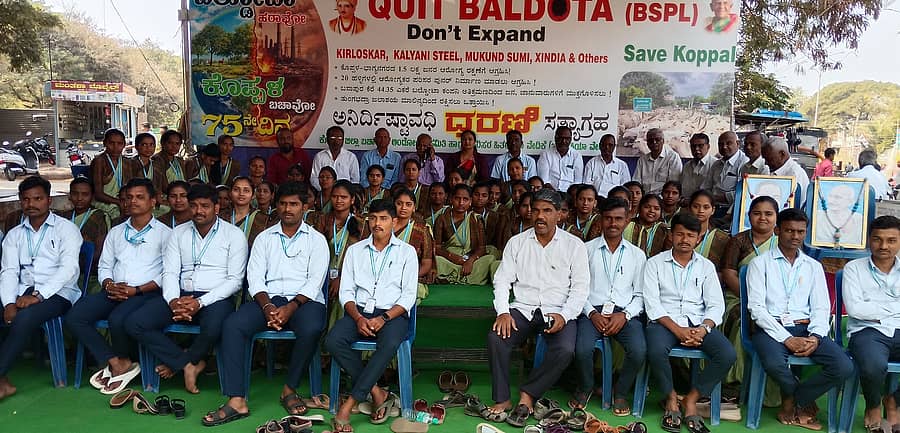 ಕೊಪ್ಪಳದಲ್ಲಿ ನಡೆಯುತ್ತಿರುವ ಅನಿರ್ದಿಷ್ಟ ಧರಣಿಯಲ್ಲಿ ಗವಿಸಿದ್ದೇಶ್ವರ ಬಿ.ಎಡ್. ಕಾಲೇಜು ವಿದ್ಯಾರ್ಥಿಗಳು ಪಾಲ್ಗೊಂಡು ಬೆಂಬಲ ನೀಡಿದರು