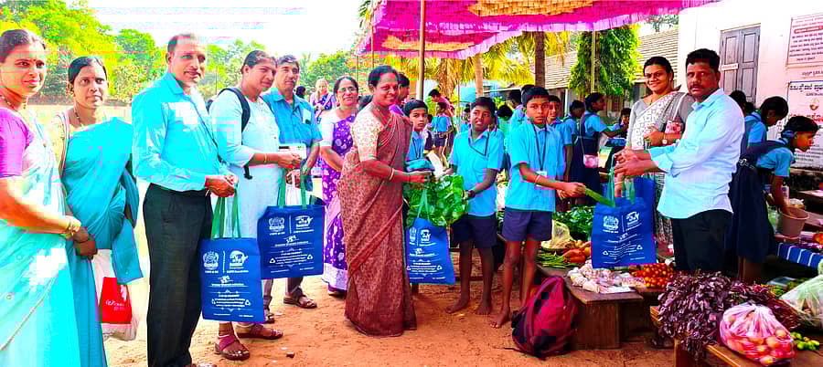 ಮೂಡುಗಿಳಿಯಾರು ಶಾಲೆಯಲ್ಲಿ ವ್ಯಾಪಾರ ಮೇಳವನ್ನು ಜ್ಯೋತಿ ಭರತ್ ಕುಮಾರ್ ಶೆಟ್ಟಿ ಉದ್ಘಾಟಿಸಿದರು