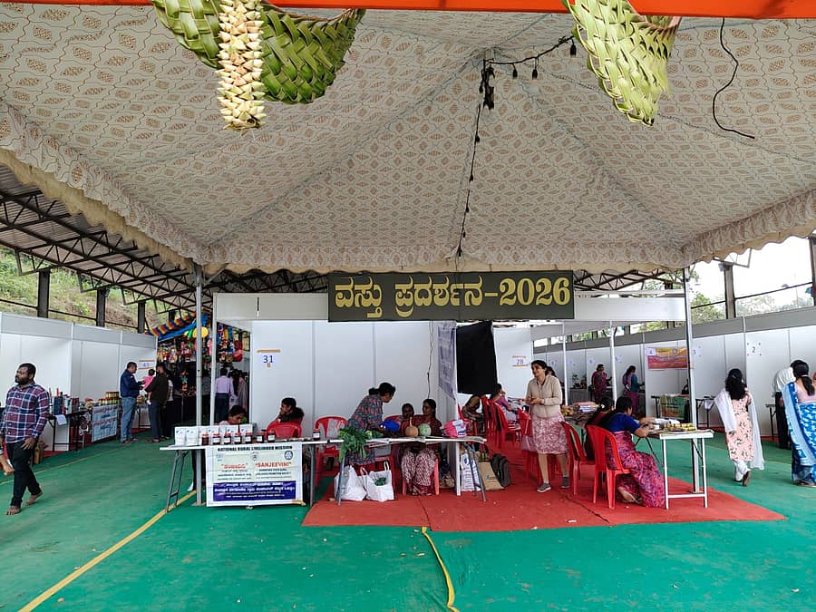 ಮಡಿಕೇರಿಯ ಗಾಂಧಿ ಮೈದಾನದಲ್ಲಿ ಮಂಗಳವಾರ ಗ್ರಾಮೀಣಾಭಿವೃದ್ಧಿ ಮತ್ತು ಪಂಚಾಯತ್ ರಾಜ್ ಇಲಾಖೆ, ಸಂಜೀವಿನಿ– ಕರ್ನಾಟಕ ರಾಜ್ಯ ಗ್ರಾಮೀಣ ಜೀವನೋಪಾಯ ಸಂವರ್ಧನಾ ಸಂಸ್ಥೆ, ಕೊಡಗು ಜಿಲ್ಲಾಡಳಿತ, ಜಿಲ್ಲಾ ಪಂಚಾಯಿತಿ ವತಿಯಿಂದ ಜಿಲ್ಲಾಮಟ್ಟದ ವಸ್ತು ಪ್ರದರ್ಶನ ಮತ್ತು ಮಾರಾಟ ಮೇಳ