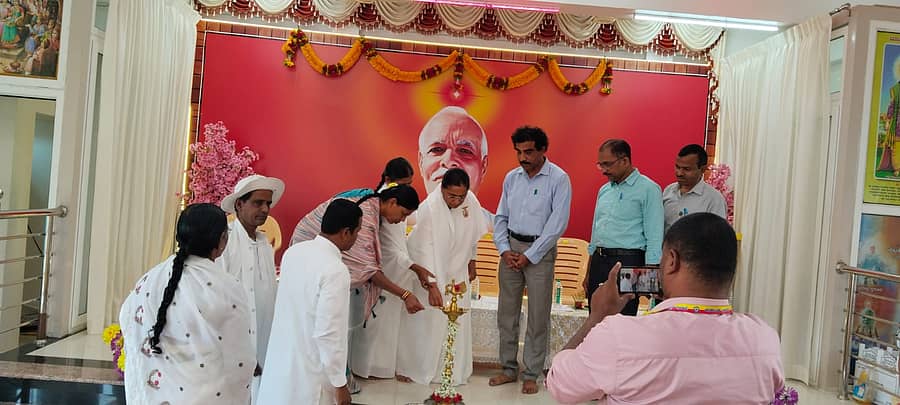 ತಿ.ನರಸೀಪುರ ಪಟ್ಟಣದ ಪ್ರಜಾಪಿತ ಬ್ರಹ್ಮಕುಮಾರಿ ಈಶ್ವರೀಯ ವಿದ್ಯಾನಿಲಯದ ಶಿವ ದರ್ಶನ ಭವನದಲ್ಲಿ ನಡೆದ ವ್ಯಸನಮುಕ್ತ ಸಮಾಜ ನಿರ್ಮಾಣ ಕಾರ್ಯಕ್ರಮವನ್ನು ವೈದ್ಯಾಧಿಕಾರಿ ದಯಾನಂದ ಬಾಬು ಉದ್ಘಾಟಿಸಿದರು