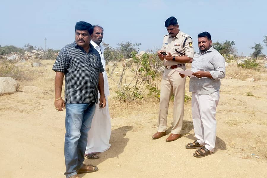 ಕವಿತಾಳ ಸಮೀಪದ ವಟಗಲ್‌ ಗ್ರಾಮಕ್ಕೆ ಮಂಗಳವಾರ ಭೇಟಿ ನೀಡಿದ ಪೊಲೀಸ್‌ ಅಧಿಕಾರಿಗಳು ಸ್ಥಳ ಪರಿಶೀಲನೆ ಮಾಡಿದರು