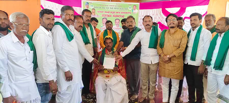 ಕರ್ನಾಟಕ ರಾಜ್ಯ ರೈತ ಸಂಘ ಹಾಗೂ ಹಸಿರು ಸೇನೆ (ವಾಸುದೇವ ಮೇಟಿ ಬಣ) ಸುರಪುರ ತಾಲ್ಲೂಕು ಘಟಕದ ಅಧ್ಯಕ್ಷರಾಗಿ ಮಲ್ಲಣ್ಣ ಸಾಹುಕಾರ ಜಾಲಿಬೆಂಚಿ ಪದಗ್ರಹಣ ಮಾಡಿದರು