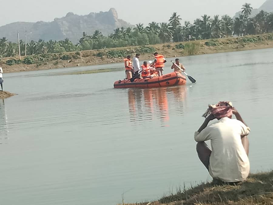 ಕನಕಪುರ ಬೊಮ್ಮನಹಳ್ಳಿ ಕೆರೆಯಲ್ಲಿ ಮುಳುಗಿ ಸಾವನ್ನಪ್ಪಿರುವ ಯುವಕನ ಶವಪತ್ತೆಗಾಗಿ ಶೋಧ ಕಾರ್ಯ ನಡೆಸುತ್ತಿರುವ ಅಗ್ನಿಶಾಮಕ ಸಿಬ್ಬಂದಿ