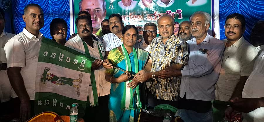 ಕೆ.ಆರ್.ನಗರ 12ನೇ ವಾರ್ಡ್‌ನಲ್ಲಿ ಸೋಮವಾರ ಸಂಜೆ ಜೆಡಿಎಸ್ ರಾಜ್ಯ ಕಾರ್ಯಾಧ್ಯಕ್ಷ ಸಾ.ರಾ.ಮಹೇಶ್ ಸಮ್ಮುಖದಲ್ಲಿ ಪುರಸಭೆ ಮಾಜಿ ಅಧ್ಯಕ್ಷೆ ಗೀತಾ ಮಹೇಶ್ ಅವರು ಪತಿ ಮಹೇಶ್ ಅವರೊಂದಿಗೆ ಕಾಂಗ್ರೆಸ್ ತೊರೆದು ಜೆಡಿಎಸ್ ಸೇರ್ಪಡೆಯಾದರು