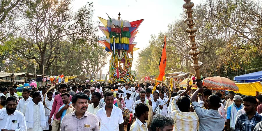 ನಾಯಕನಹಟ್ಟಿ ಸಮೀಪದ ಹಿರೇಕೆರೆ ಕಾವಲಿನಲ್ಲಿ ಮಂಗಳವಾರ ಕಾವಲು ಚೌಡೇಶ್ವರಿ ದೇವಿಯ ವಾರ್ಷಿಕ ಜಾತ್ರಾ ಮಹೋತ್ಸವವು ಸಾವಿರಾರು ಭಕ್ತರ ಸಮ್ಮುಖದಲ್ಲಿ ಸಂಭ್ರಮ ಸಡಗರದಿಂದ ನಡೆಯುತು.