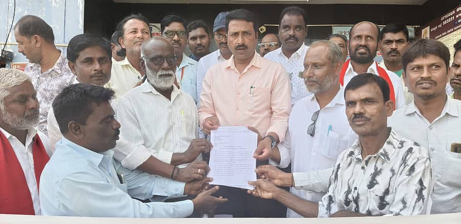 ಕೊಪ್ಪಳದಲ್ಲಿ ಮಂಗಳವಾರ ಜಿಲ್ಲಾ ಪೇಂಟರ್ ಕಾರ್ಮಿಕರ ಸಂಘದ ವತಿಯಿಂದ ಪ್ರತಿಭಟನೆ ನಡೆಸಿ ನಗರಸಭೆ ಪೌರಾಯುಕ್ತ ವೆಂಕಟೇಶ್ ನಾಗನೂರು ಅವರಿಗೆ ಮನವಿ ಸಲ್ಲಿಸಲಾಯಿತು