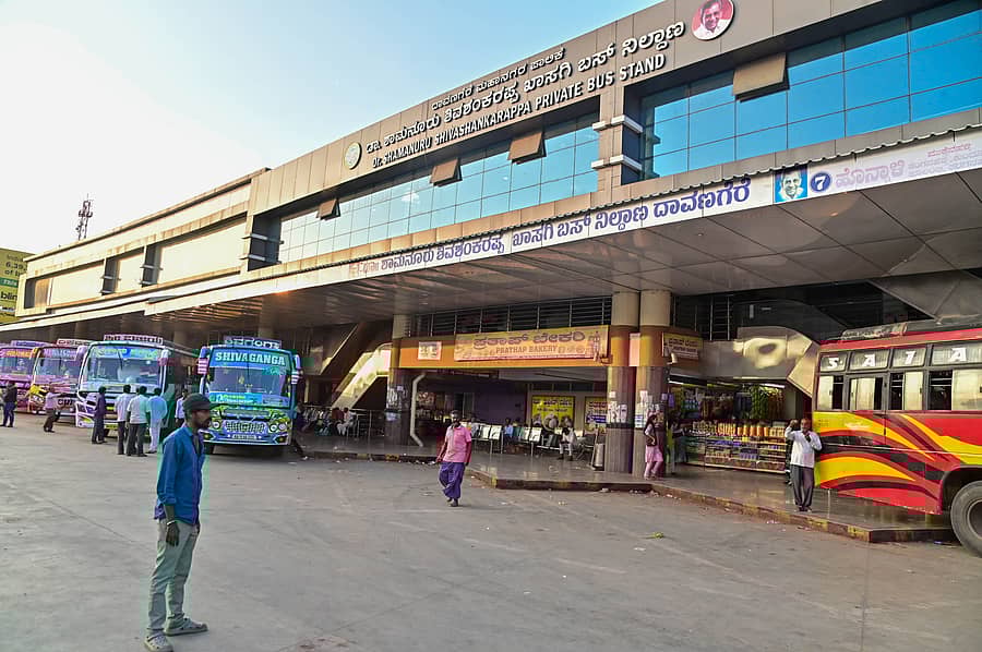 ದಾವಣಗೆರೆಯ ಶಾಮನೂರು ಶಿವಶಂಕರಪ್ಪ ಖಾಸಗಿ ಬಸ್‌ ನಿಲ್ದಾಣದ ನೋಟ ಪ್ರಜಾವಾಣಿ ಚಿತ್ರಗಳು: ಸತೀಶ್ ಬಡಿಗೇರ