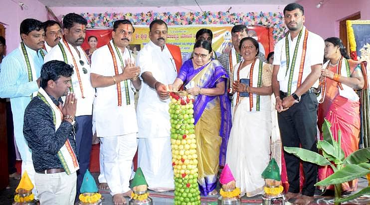 27ಸಿಡಿಎನ್01  ಚಡಚಣ ಸಮೀಪದ ಬರಡೋಲ ಗ್ರಾಮದಲ್ಲಿ ಮಂಗಳವಾರ  ಕ್ಷೇತ್ರ ಧರ್ಮಸ್ಥಳ ಗ್ರಾಮಾಭಿವೃದ್ಧಿ ಯೋಜನೆಯಡಿ ಆಯೋಜಿಸಲಾದ ಸಾಮೂಹಿಕ ಅಷ್ಟಲಕ್ಷ್ಮೀ ಪೂಜೆ ಮತ್ತು ಧರ್ಮ ಸಭೆಯನ್ನು  ಶಾಸಕ ವಿಠ್ಠಲ ಕಟಕಧೊಂಡ ಅವರ ಪತ್ನಿ ರೇಣುಕಾ ಕಟಕದೊಂಡ ಉದ್ಘಾಟಿಸಿದರು.