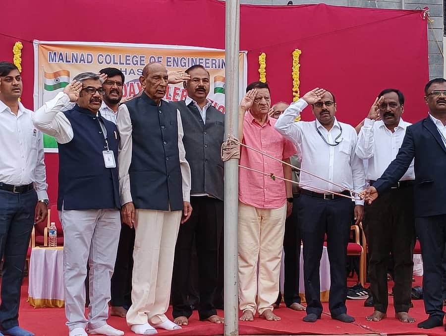 ಹಾಸನದ ಮಲೆನಾಡು ಎಂಜಿನಿಯರಿಂಗ್ ಕಾಲೇಜಿನಲ್ಲಿ ಚೌಡುವಳ್ಳಿ ಜಗದೀಶ್ ಧ್ವಜಾರೋಹಣ ಮಾಡಿದರು