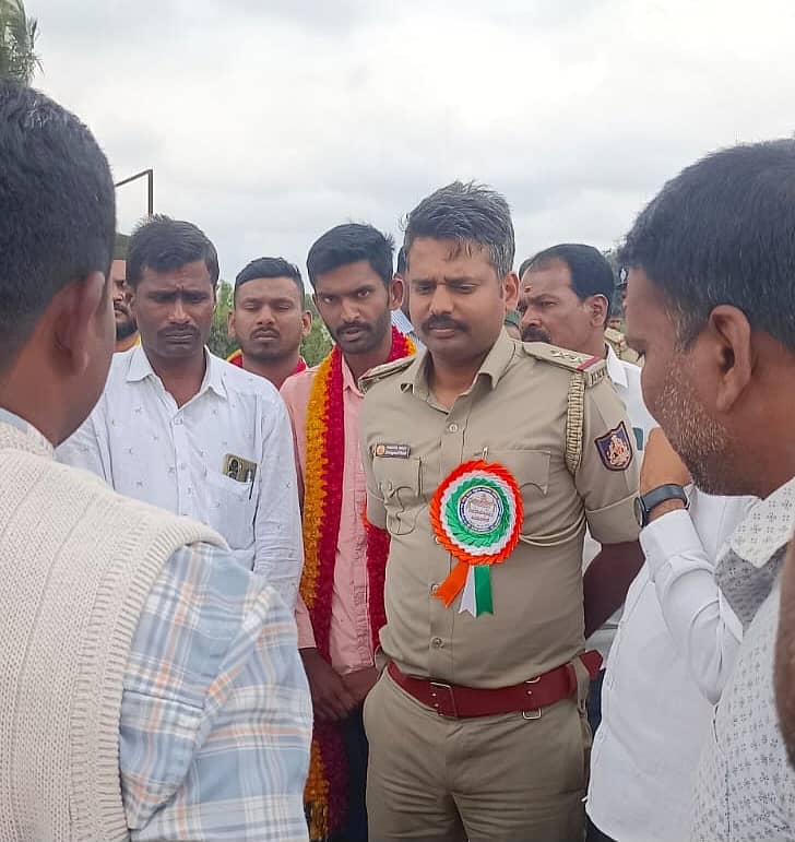 ಘಟನಾ ಸ್ಥಳಕ್ಕೆ ಮುಳಬಾಗಿಲು ಗ್ರಾಮಾಂತರ ಪೊಲೀಸ್ ಸಬ್ ಇನ್‌ಸ್ಪೆಕ್ಟರ್ ಅರುಣ್ ಗೌಡ ಪಾಟೀಲ್ ಭೇಟಿ ನೀಡಿ, ಪರಿಶೀಲನೆ ನಡೆಸಿದರು