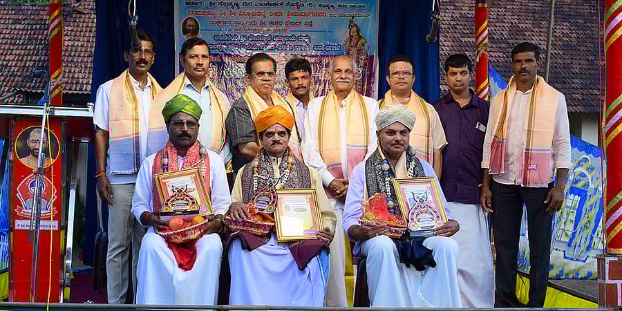 ಚೆಂಡೆ ವಾದಕ ಕುಮಾರ ಸುಬ್ರಹ್ಮಣ್ಯ ವಳಕ್ಕುಂಜ, ಭಾಗವತ ಪದ್ಮನಾಭ ಪಳ್ಳಿಗದ್ದೆ, ಸಮಾಜ ಸೇವಕ ಕೇಶವ ಗೌಡ ಅವರನ್ನು ಸನ್ಮಾನಿಸಲಾಯಿತು