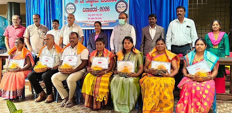 ಪಾಂಡವಪುರದ ತಾಲ್ಲೂಕು ಆಡಳಿತ ಸೌಧದಲ್ಲಿ ಈಚೆಗೆ ನಡೆದ ಮತದಾರರ ದಿನಾಚರಣೆಯಲ್ಲಿ ಉತ್ತಮವಾಗಿ ಕಾರ್ಯನಿರ್ವಹಿಸಿದ ಬೂತ್ ಮಟ್ಟದ ಅಧಿಕಾರಿಗಳನ್ನು ಸನ್ಮಾನಿಸಲಾಯಿತು