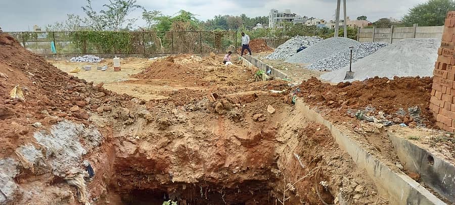 ತುಮಕೂರಿನ ಸಪ್ತಗಿರಿ ಬಡಾವಣೆಯ ಗಾರೆನರಸಯ್ಯನಕಟ್ಟೆ ಬಳಿ ಕಟ್ಟಡ ನಿರ್ಮಾಣ