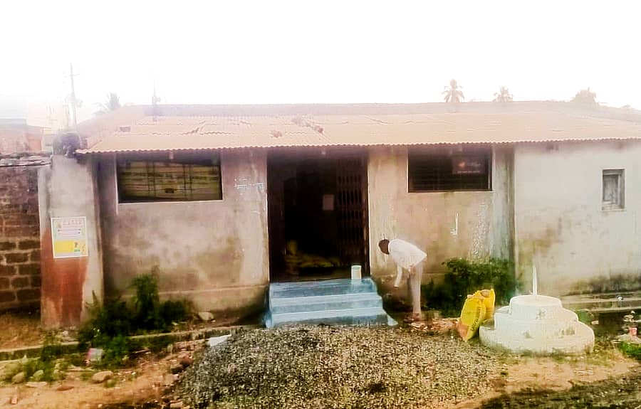 ಹುಲಸೂರ ಸಮೀಪದ ಭಾಲ್ಕಿ ತಾಲ್ಲೂಕಿನ ಕೆಸರ ಜವಳಗಾ ಗ್ರಾಮದಲ್ಲಿನ ಅಂಚೆ ಕಚೇರಿಗೆ ತಾತ್ಕಾಲಿಕ ಮೆಟ್ಟಿಲು ನಿರ್ಮಾಣ ಕಾರ್ಯ ನಡೆಯಿತು