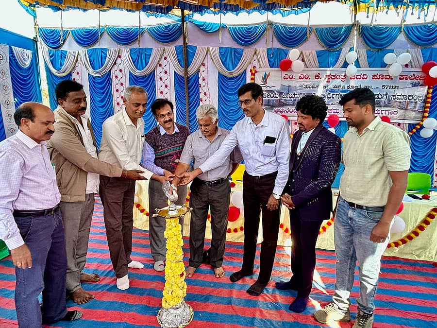 ಸರಗೂರು ಸಮೀಪದ ತುಂಬಸೋಗೆ ಎಂಎಂಕೆ ಸ್ವತಂತ್ರ ಪದವಿ ಪೂರ್ವ ಕಾಲೇಜು ಶಾಲಾ ಮತ್ತು ಕಾಲೇಜಿ ಕಾಲೇಜು ವಾರ್ಷಿಕೋತ್ಸವ ಮತ್ತು ಸಾಂಸ್ಕೃತಿಕ ಉದ್ಘಾಟನೆ ಯನ್ನು ಉಪನ್ಯಾಸ ರಮಾನಂದ್ ನೆರವೇರಿಸಿದರು.