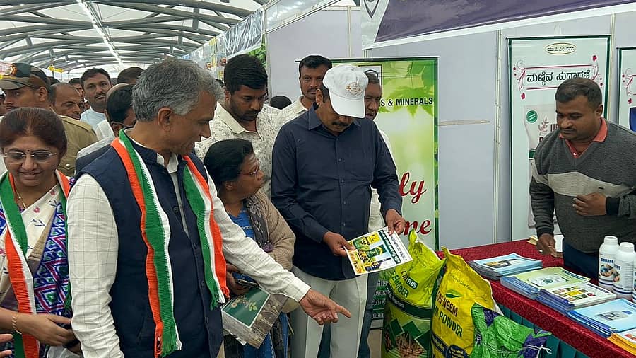 ಹಾಸನದಲ್ಲಿ ಸೋಮವಾರ ಆರಂಭವಾದ ಆಲೂಗಡ್ಡೆ ಮೇಳ, ಸಿರಿಧಾನ್ಯ ಮೇಳ ಮೇಳದಲ್ಲಿ ಹಾಕಲಾಗಿರುವ ಮಳಿಗೆಗಳಿಗೆ ಸಚಿವ ಕೃಷ್ಣ ಬೈರೇಗೌಡ ಭೇಟಿ ನೀಡಿದರು 