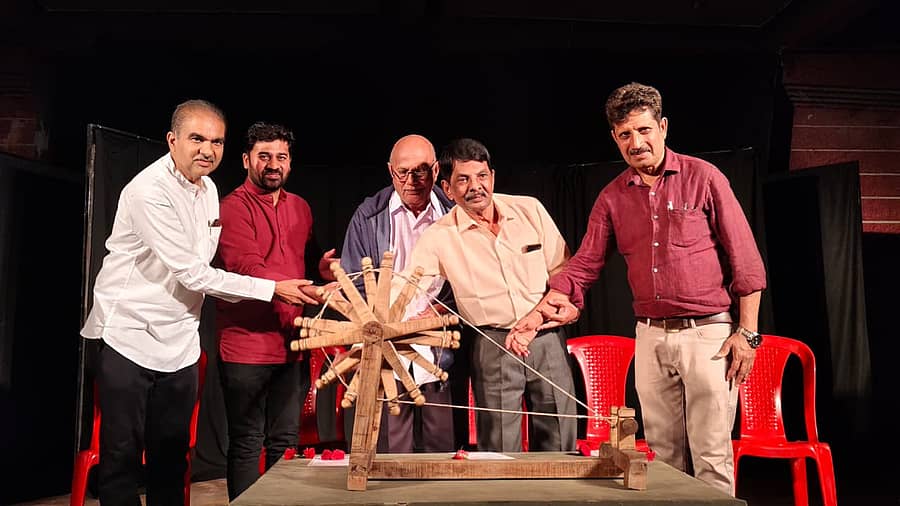 ಹೊಸದುರ್ಗದ ಅಶೋಕ ರಂಗಮಂದಿರದಲ್ಲಿ ಗಣರಾಜ್ಯೋತ್ಸವದ ಅಂಗವಾಗಿ ಸೋಮವಾರ ಆಯೋಜಿಸಿದ್ದ 'ನಮ್ಮೊಳಗೊಬ್ಬ ಗಾಂಧಿ' ನಾಟಕ ಪ್ರದರ್ಶನದ ವೇದಿಕೆ ಕಾರ್ಯಕ್ರಮದ ಉದ್ಘಾಟನೆ ನಡೆಯಿತು.