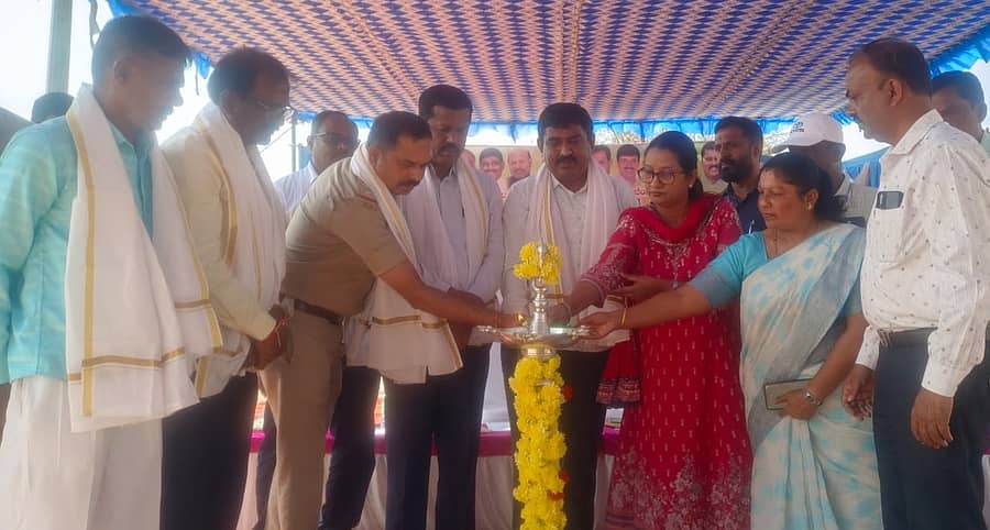 ರಾಮನಗರದ ಜಿಲ್ಲಾ ಕ್ರೀಡಾಂಗಣದಲ್ಲಿ ಮಂಗಳವಾರ ಹಮ್ಮಿಕೊಂಡಿದ್ದ ಸರ್ಕಾರಿ ನೌಕರರ ತಾಲ್ಲೂಕು ಮಟ್ಟದ ಕ್ರೀಡಾಕೂಟವನ್ನು ಸಂಘದ ಜಿಲ್ಲಾಧ್ಯಕ್ಷ ಕೆ. ಸತೀಶ್ ಉದ್ಘಾಟಿಸಿದರು. ತಹಶೀಲ್ದಾರ್ ತೇಜಸ್ವಿನಿ, ಕ್ಷೇತ್ರ ಶಿಕ್ಷಣಾಧಿಕಾರಿ ಪಿ. ಸೋಮಲಿಂಗಯ್ಯ, ಸರ್ಕಲ್ ಇನ್ಸ್ಪೆಕ್ಟರ್ ಕೃಷ್ಣ, ಯುವ ಸಬಲೀಕರಣ ಮತ್ತು ಕ್ರೀಡಾ ಇಲಾಖೆ ಸಹಾಯಕ ನಿರ್ದೇಶಕಿ ಅನಿತಾ ಹಾಗೂ ಇತರರು ಇದ್ದಾರೆ