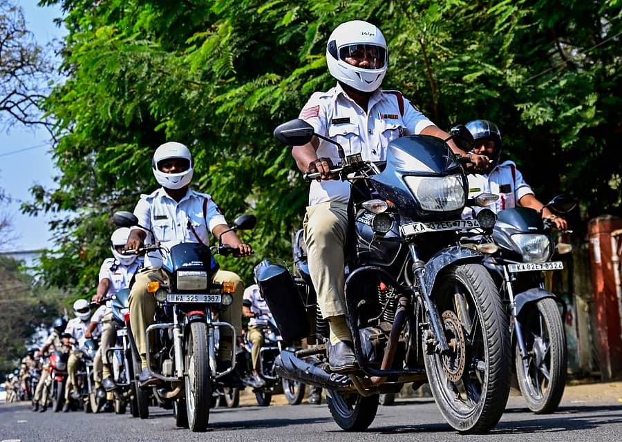 ಕಲಬುರಗಿ ನಗರ ಸಂಚಾರ ಪೊಲೀಸ್ ವತಿಯಿಂದ ರಸ್ತೆ ಸುರಕ್ಷತಾ ಮಾಸಾಚರಣೆ ಪ್ರಯುಕ್ತ ಹೆಲ್ಮೆಟ್‌ ಜಾಗೃತಿಗಾಗಿ ಪೊಲೀಸರು ಮಂಗಳವಾರ ಬೈಕ್‌ ರ್‍ಯಾಲಿ ನಡೆಸಿದರು
ಪ್ರಜಾವಾಣಿ ಚಿತ್ರ: ತಾಜುದ್ದೀನ್‌ ಆಜಾದ್‌