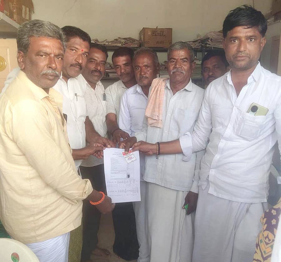 ಸಿಂಧನೂರು ತಾಲ್ಲೂಕಿನ ರೌಡಕುಂದಾ ಗ್ರಾಮದ ಕೃಷಿ ಪತ್ತಿನ ಸಹಕಾರ ಸಂಘದ ಅಧ್ಯಕ್ಷ ಮಹಾಂತೇಶ್ ಹಿರೇಗೌಡರ್ ಅವರು ಜೋಳ ಖರೀದಿ ನೋಂದಣಿ ಪತ್ರಗಳನ್ನು ರೈತರಿಗೆ ನೀಡಿದರು