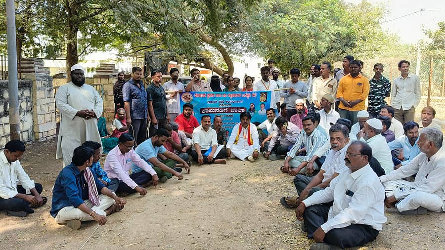 ಲಿಂಗಸುಗೂರಿನಲ್ಲಿ ಬೀದಿ ಬದಿ ವ್ಯಾಪಾರಿಗಳ ಒಕ್ಕೂಟದ ನೇತೃತ್ವದಲ್ಲಿ ಪ್ರತಿಭಟನೆ ನಡೆಸಲಾಯಿತು