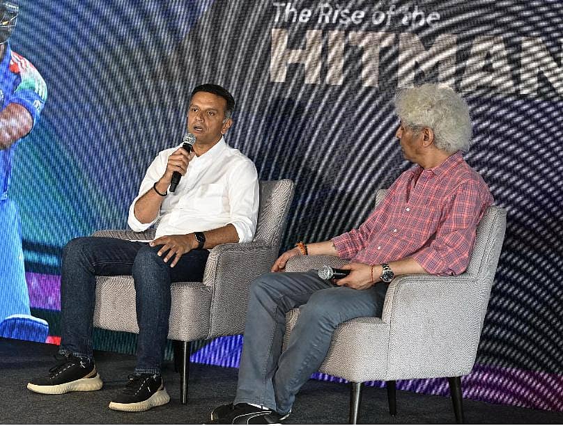 ದಿ ರೈಸ್ ಆಫ್ ಹಿಟ್ಮ್ಯಾನ್ ಪುಸ್ತಕ ಕುರಿತು ‘ಸಂಭ್ರಮ’ ಕಾರ್ಯಕ್ರಮದಲ್ಲಿ ಮಾತನಾಡಿದ ರಾಹುಲ್ ದ್ರಾವಿಡ್. ಕೃತಿಯ ಲೇಖಕ ಆರ್. ಕೌಶಿಕ್ ಇದ್ದಾರೆ