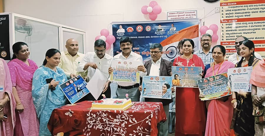 ಬೆಂಗಳೂರು ನಗರ ಜಿಲ್ಲಾಧಿಕಾರಿ ಕಚೇರಿಯಲ್ಲಿ ನಡೆದ ರಾಷ್ಟ್ರೀಯ ಹೆಣ್ಣು ಮಕ್ಕಳ ದಿನ ಕಾರ್ಯಕ್ರಮದಲ್ಲಿ ಜಿಲ್ಲಾಧಿಕಾರಿ ಜಿ.ಜಗದೀಶ್‌, ಡಿಎಚ್ಒ ಡಾ. ರವೀಂದ್ರನಾಥ ಮೇಟಿ ಪಾಲ್ಗೊಂಡರು.