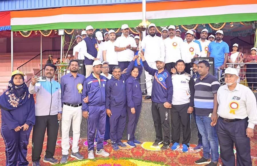 ಬೀದರ್ನ ನೆಹರೂ ಕ್ರೀಡಾಂಗಣದಲ್ಲಿ ಜಿಲ್ಲಾ ಉಸ್ತುವಾರಿ ಸಚಿವ ಈಶ್ವರ ಬಿ. ಖಂಡ್ರೆ ಅವರು ರಾಜ್ಯ ಸರ್ಕಾರಿ ನೌಕರರ ಜಿಲ್ಲಾಮಟ್ಟದ ಕ್ರೀಡಾಕೂಟಕ್ಕೆ ಚಾಲನೆ ನೀಡಿದರು