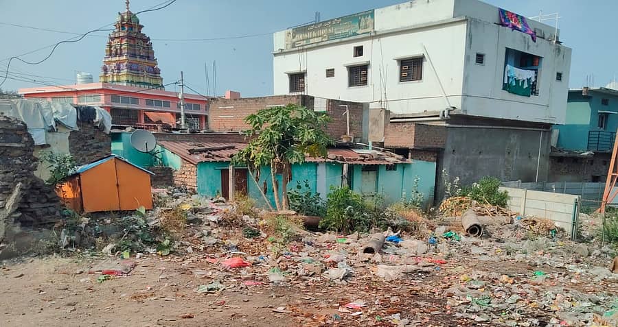 ಔರಾದ್ ಅಮರೇಶ್ವರ ದೇವಸ್ಥಾನದ ಎದುರು ಸಂಗ್ರಹವಾದ ಪ್ಲಾಸ್ಟಿಕ ತ್ಯಾಜ್ಯ 