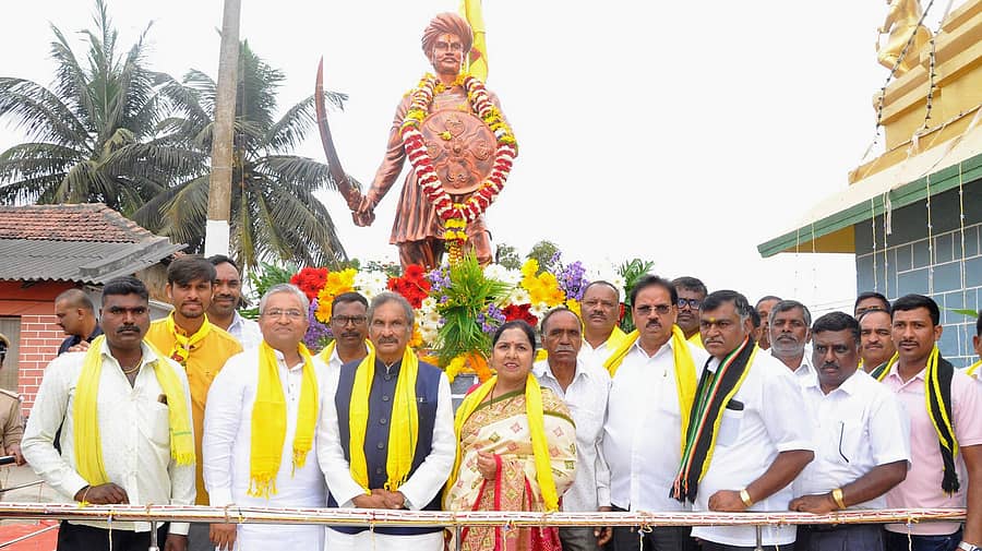 ಮರ್ಲೆ ರಾಮನಹಳ್ಳಿಯಲ್ಲಿ ನಿರ್ಮಿಸಿದ್ದ ಕ್ರಾಂತಿವೀರ ಸಂಗೊಳ್ಳಿ ರಾಯಣ್ಣ ಪ್ರತಿಮೆಯನ್ನು ಕೆ.ಜೆ.ಜಾರ್ಜ್ ಸೋಮವಾರ ಅನಾವರಣ ಮಾಡಿದರು
