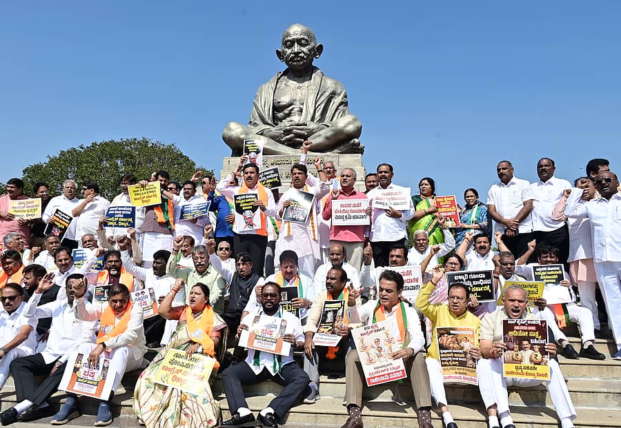<div class="paragraphs"><p>ವಿಧಾನಸೌಧದ ಆವರಣದಲ್ಲಿರುವ ಮಹಾತ್ಮ ಗಾಂಧಿ ಪ್ರತಿಮೆ ಎದುರು ,ಆರ್. ಅಶೋಕ, ಛಲವಾದಿ ನಾರಾಯಣಸ್ವಾಮಿ, ಸುರೇಶ್ ಬಾಬು, ಬಿ.ವೈ.ವಿಜಯೇಂದ್ರ ನೇತೃತ್ವತದಲ್ಲಿ ಬಿಜೆಪಿ, ಜೆಡಿಎಸ್ ಶಾಸಕರು ಪ್ರತಿಭಟನೆ ನಡೆಸಿದರು. </p></div>