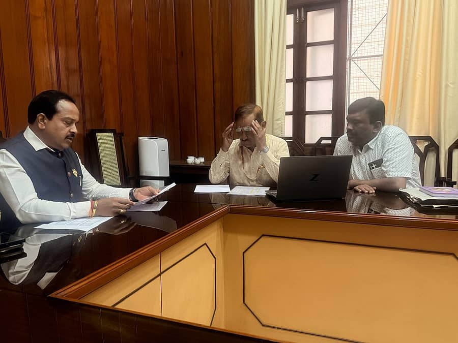 ಹವಾಮಾನ ಆಧಾರಿತ ಬೆಳೆವಿಮೆಗೆ ಸಂಬಂಧಿಸಿ ಶಾಸಕ ಅಶೋಕ್ ರೈ ಅವರು ಬೆಂಗಳೂರಿನ ತೋಟಗಾರಿಕಾ ಇಲಾಖೆ ಅಧಿಕಾರಿಗಳ ಜತೆ ಮಾತುಕತೆ ನಡೆಸಿದರು