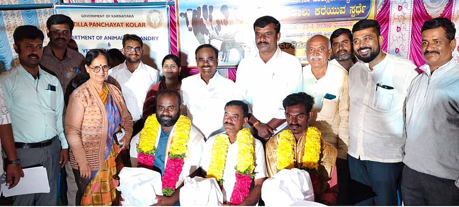 ಮುಳಬಾಗಿಲು ತಾಲ್ಲೂಕಿನ ನಂಗಲಿ ಗ್ರಾಮದಲ್ಲಿ ನಡೆದ ತಾಲ್ಲೂಕು ಮಟ್ಟದ ಹಾಲು ಕರೆಯುವ ಸ್ಪರ್ಧೆಯಲ್ಲಿ ಹೆಚ್ಚು ಹಾಲು ಕರೆದ ಹಸುಗಳ ಮಾಲೀಕರಿಗೆ ಬಹುಮಾನ ವಿತರಿಸಲಾಯಿತು