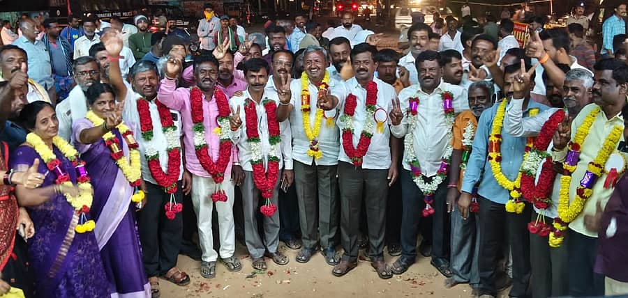 ಕೋಲಾರ ತಾಲ್ಲೂಕಿನ ನರಸಾಪುರ ವಿವಿಧೋದ್ದೇಶ ಪ್ರಾಥಮಿಕ ಕೃಷಿ ಗ್ರಾಮೀಣ ಸಹಕಾರ ಸಂಘದ ಆಡಳಿತ ಮಂಡಳಿ ನಿರ್ದೇಶಕರ ಚುನಾವಣೆಯಲ್ಲಿ ಜಯಭೇರಿ ಬಾರಿಸಿದ ಕಾಂಗ್ರೆಸ್‌ ಬೆಂಬಲಿತ ಅಭ್ಯರ್ಥಿಗಳು ಖಾಜಿಕಲ್ಲಹಳ್ಳಿ ಮುನಿರಾಜು ನೇತೃತ್ವದಲ್ಲಿ ಸಂಭ್ರಮಿಸಿದರು