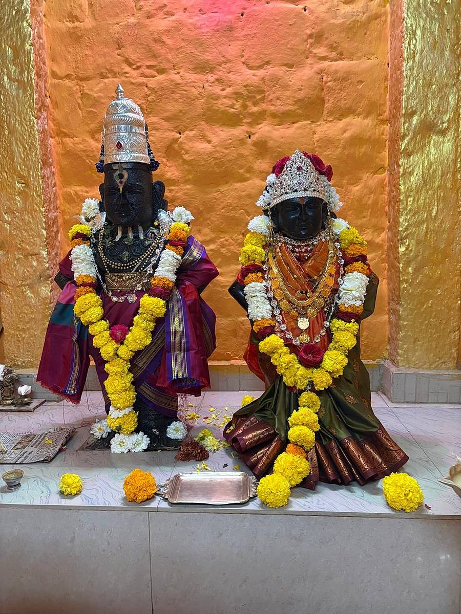 ಹೊಳಕುಂದಾ ಗ್ರಾಮದ ರುಕ್ಮಿಣಿ ಪಾಂಡುರಂಗ ಮಂದಿರದಲ್ಲಿರುವ ಮೂರ್ತಿಗಳು