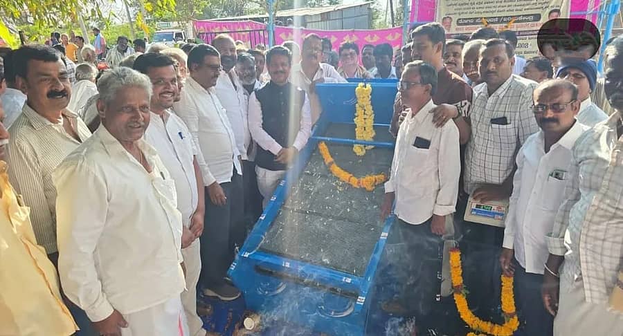 ಮೀರಸಾಬಿಹಳ್ಳಿ ಗ್ರಾಮದ ರಾಣಿಕೆರೆ ಪ್ರಾಥಮಿಕ ಕೃಷಿ ಪತ್ತಿನ ಸಹಕಾರ ಸಂಘದ ಆವರಣದಲ್ಲಿ ತೆರೆಯಲಾದ ತೊಗರಿ ಖರೀದಿ ಕೇಂದ್ರ ಉದ್ಘಾಟಿಸಿದರು