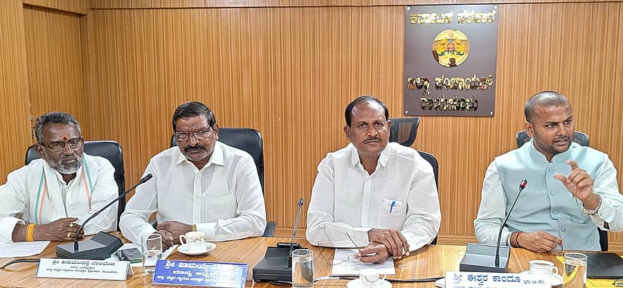 ರಾಯಚೂರು ನಗರದಲ್ಲಿ ಬುಧವಾರ ನಡೆದ ಗ್ಯಾರಂಟಿ ಯೋಜನೆಗಳ ಅನುಷ್ಠಾನ ಸಮಾವೇಶದ ಪೂರ್ವಸಿದ್ಧತಾ ಸಭೆಯಲ್ಲಿ ಜಿ.ಪಂ ಸಿಇಒ ಈಶ್ವರಕುಮಾರ ಕಾಂದೂ ಮಾತನಾಡಿದರು