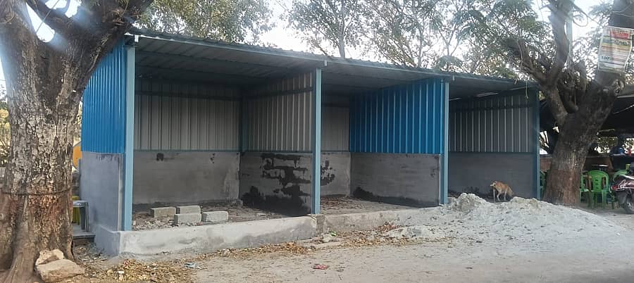 ಚಿತ್ರದುರ್ಗದ ಸ್ಟೇಡಿಯಂ ರಸ್ತೆಯಲ್ಲಿ ರಸ್ತೆಗೆ ಹೊಂದಿಕೊಂಡಂತೆ ನಗರಸಭೆ ವತಿಯಿಂದ ಮಳಿಗೆ ನಿರ್ಮಿಸಿರುವುದು