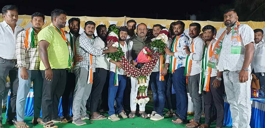 ಮದ್ದೂರು ತಾಲ್ಲೂಕಿನ ಆಲೂರು ಗ್ರಾಮ ಪಂಚಾಯಿತಿ ವ್ಯಾಪ್ತಿಯ ಆಲೂರು ಸೇರಿದಂತೆ ಹಲವು ಗ್ರಾಮಗಳ ಯುವ ಮುಖಂಡರು ಶಾಸಕ ಕೆ.ಎಂ. ಉದಯ್ ಸಮ್ಮುಖದಲ್ಲಿ ಕಾಂಗ್ರೆಸ್ ಸೇರ್ಪಡೆಯಾದರು