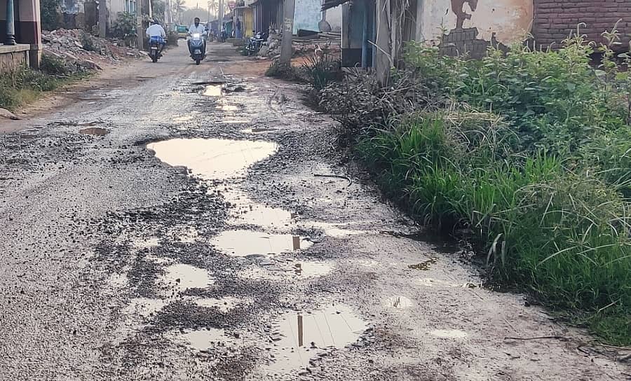 ಬೆಳಕವಾಡಿಯ ಕೊಳ್ಳೇಗಾಲ ಮುಖ್ಯರಸ್ತೆಯ ಗುಂಡಿಗಳಲ್ಲಿ ಚರಂಡಿ ನೀರು ನಿಂತಿರುವುದು