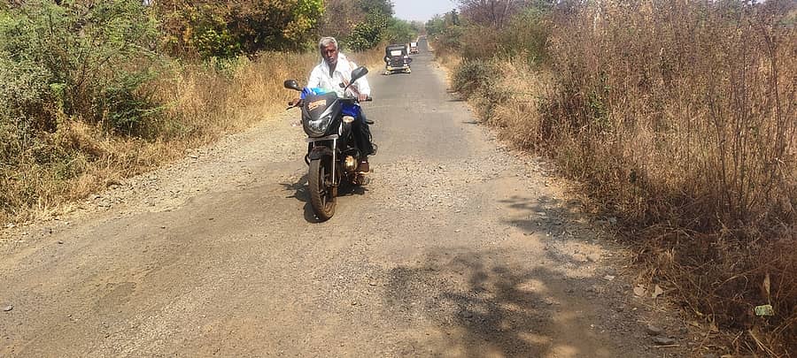 ಕಮಲನಗರ ತಾಲ್ಲೂಕಿನ ಖತಗಾಂವ ಕ್ರಾಸ್‌ನಿಂದ ಮುರ್ಕಿ ಗ್ರಾಮಕ್ಕೆ ಸಂಪರ್ಕ ಕಲ್ಪಿಸುವ ಮುಖ್ಯ ರಸ್ತೆ ಹದಗೆಟ್ಟಿದೆ