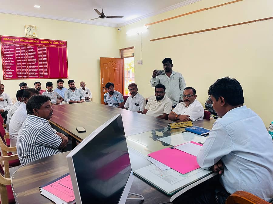 ಸುರಪುರದ ತಹಶೀಲ್ದಾರ್ ಕಚೇರಿಯಲ್ಲಿ ಬುಧವಾರ ನಡೆದ ಮಡಿವಾಳ ಮಾಚಿದೇವರ ಜಯಂತಿಯ ಪೂರ್ವಭಾವಿ ಸಭೆ ಜರುಗಿತು