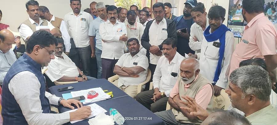 ಗುಡಿಬಂಡೆ ತಾಲ್ಲೂಕು ಕಚೇರಿಯಲ್ಲಿ ಬುಧವಾರ ಸಾರ್ವಜನಿಕರ ಕುಂದುಕೊರತೆ ಆಲಿಸಿದ ಜಿಲ್ಲಾಧಿಕಾರಿ 