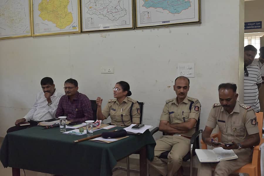 ಮಾಂದಲ್‌ಪಟ್ಟಿಗೆ ಹೋಗುವ ಜೀಪ್‌ ಮಾಲೀಕರು ಮತ್ತು ಚಾಲಕರಿಗೆ ಕೊಡಗು ಜಿಲ್ಲಾ ಪೊಲೀಸ್ ವರಿಷ್ಠಾಧಿಕಾರಿ ಆರ್.ಎನ್.ಬಿಂದುಮಣಿ ಅವರು ಬುಧವಾರ ಸಭೆಯಲ್ಲಿ ಹಲವು ಸೂಚನೆಗಳನ್ನು ನೀಡಿದರು