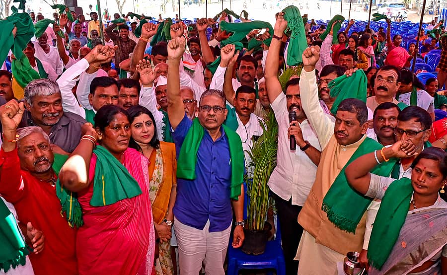 ವಿವಿಧ ಬೇಡಿಕೆಗಳನ್ನು ಈಡೇರಿಸುವಂತೆ ಆಗ್ರಹಿಸಿ ಕರ್ನಾಟಕ ರಾಜ್ಯ ರೈತ ಸಂಘ ಹಾಗೂ ಹಸಿರು ಸೇನೆ ಸದಸ್ಯರು ನಗರದ ಸ್ವಾತಂತ್ರ್ಯ ಉದ್ಯಾನದಲ್ಲಿ ಬುಧವಾರ ಪ್ರತಿಭಟನೆ ನಡೆಸಿದರು
-ಪ್ರಜಾವಾಣಿ ಚಿತ್ರ