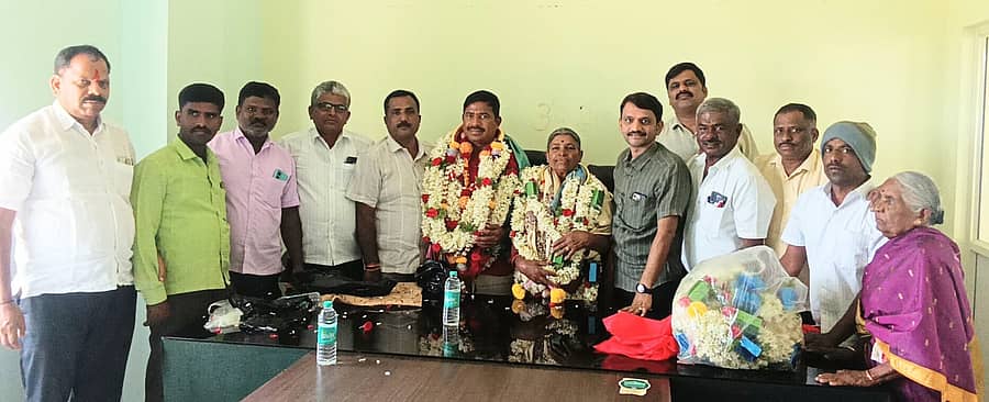 ಬಾಗೂರು ಹೋಬಳಿಯ ಎಂ ಶಿವರ ಪ್ರಾಥಮಿಕ ಕೃಷಿ ಪತ್ತಿನ ಸಹಕಾರ ಸಂಘದ ಅಧ್ಯಕ್ಷರಾಗಿ ಆಯ್ಕೆಯಾದ ಜಿ.ಎಸ್. ರಮೇಶ್ ಹಾಗೂ ಉಪಾಧ್ಯಕ್ಷರಾಗಿ ಆಯ್ಕೆಯಾದ ಸರೋಜಮ್ಮ ಅವರನ್ನು ಸಂಘದ ನಿರ್ದೇಶಕರು ಹಾಗೂ ಮುಖಂಡರು ಅಭಿನಂದಿಸಿದರು 