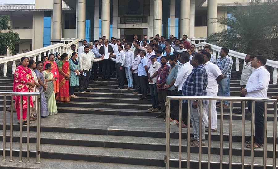 ಕರ್ನಾಟಕ ಸರ್ಕಾರಿ ಕಂದಾಯ ನೌಕರರ ಸಂಘದ ಗದಗ ಜಿಲ್ಲಾ ಘಟಕದ ಸದಸ್ಯರಿಂದ ಜಿಲ್ಲಾಧಿಕಾರಿ ಸಿ.ಎನ್.ಶ್ರೀಧರ್ ಹಾಗೂ ಉಪವಿಭಾಗಾಧಿಕಾರಿ ಗಂಗಪ್ಪ ಎಂ. ಮನವಿ ಸ್ವೀಕರಿಸಿದರು