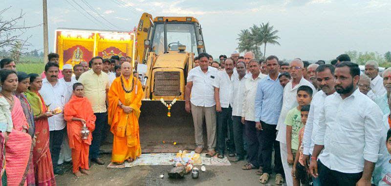 ಚಿಕ್ಕೋಡಿ ತಾಲ್ಲೂಕಿನ ಚಂದೂರ ಗ್ರಾಮದಲ್ಲಿ ವಿವಿಧ ಅಭಿವೃದ್ಧಿ ಕಾಮಗಾರಿಗಳಿಗೆ ಚಾಲನೆ ಹಾಗೂ ಶುದ್ಧ ಕುಡಿಯುವ ನೀರಿನ ಘಟಕ ಉದ್ಘಾಟನೆಯನ್ನು ಶಾಸಕ ಗಣೇಶ ಹುಕ್ಕೇರಿ ನೆರೆವೇರಿಸಿದರು. ಈ ಸಂದರ್ಭದಲ್ಲಿ ಶ್ರೀಶೈಲ ಪೀಠದ ಚನ್ನಸಿದ್ಧರಾಮ ಪಂಡಿತಾರಾಧ್ಯ ಸ್ವಾಮೀಜಿ ಇತರರು ಇದ್ದರು.